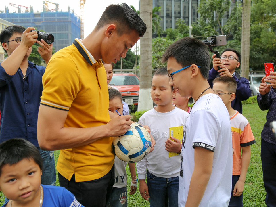 Quế Ngọc Hải chia sẻ: 'Tôi rất vui khi được đồng hành cùng Lễ hội Xuân hồng - sự kiện hiến máu đầu xuân giúp giảm tình trạng thiếu máu. Tại Viện Huyết học Truyền máu Trung ương, rất nhiều em nhỏ phải trải qua những khó khăn, đau đớn của bệnh tật. Tôi mong có thể góp phần nhỏ bé để chúc cho các cháu, các bệnh nhi thật nhiều sức khỏe và nghị lực để cố gắng chiến đấu mạnh mẽ với bệnh tật'. (Ảnh: PV/Vietnam+)