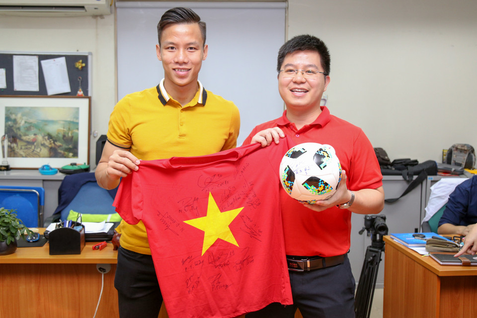 Anh cũng đã tặng Viện chiếc áo và quả bóng có đầy đủ chữ ký các cầu thủ của đội tuyển bóng đá nam Việt Nam. (Ảnh: PV/Vietnam+)