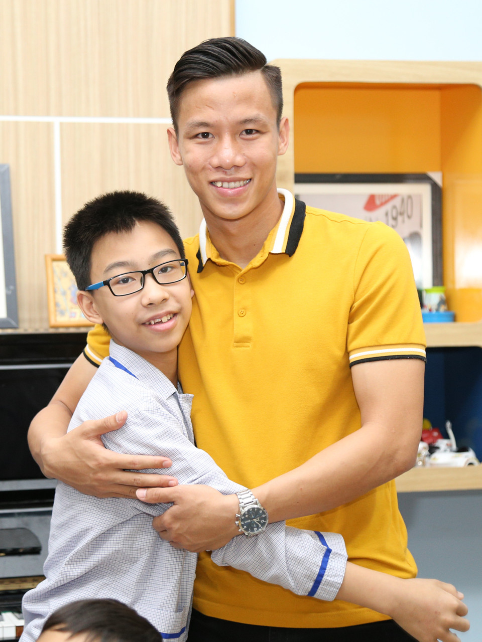 Một bệnh nhi đã rất hạnh phúc ôm chặt lấy thần tượng của mình (Ảnh: PV/Vietnam+)