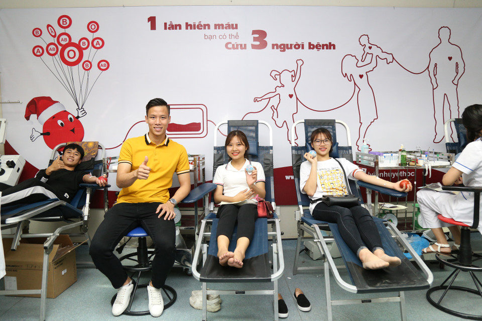 Tại Khoa Tiếp nhận máu, cầu thủ Quế Ngọc Hải đã chụp ảnh, động viên và cảm ơn người hiến máu. Hải cũng muốn nhắn nhủ tới mọi người hãy rèn luyện và duy trì sức khỏe để có thể tham gia hiến máu thường xuyên. (Ảnh: PV/Vietnam+)