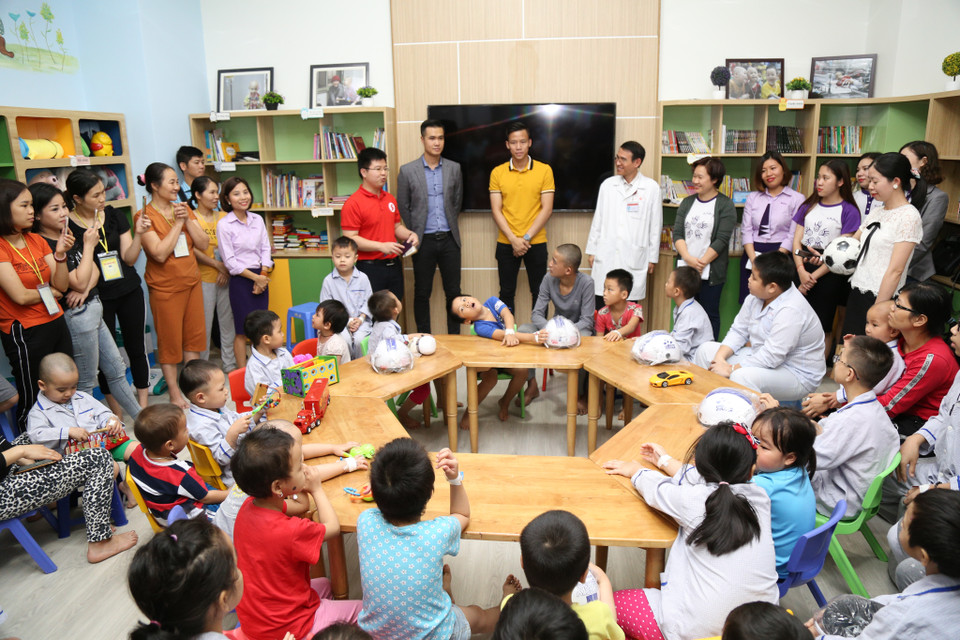 Quế Ngọc Hải đã có một buổi giao lưu đầy ý nghĩa với các bệnh nhân nhí. (Ảnh: PV/Vietnam+)