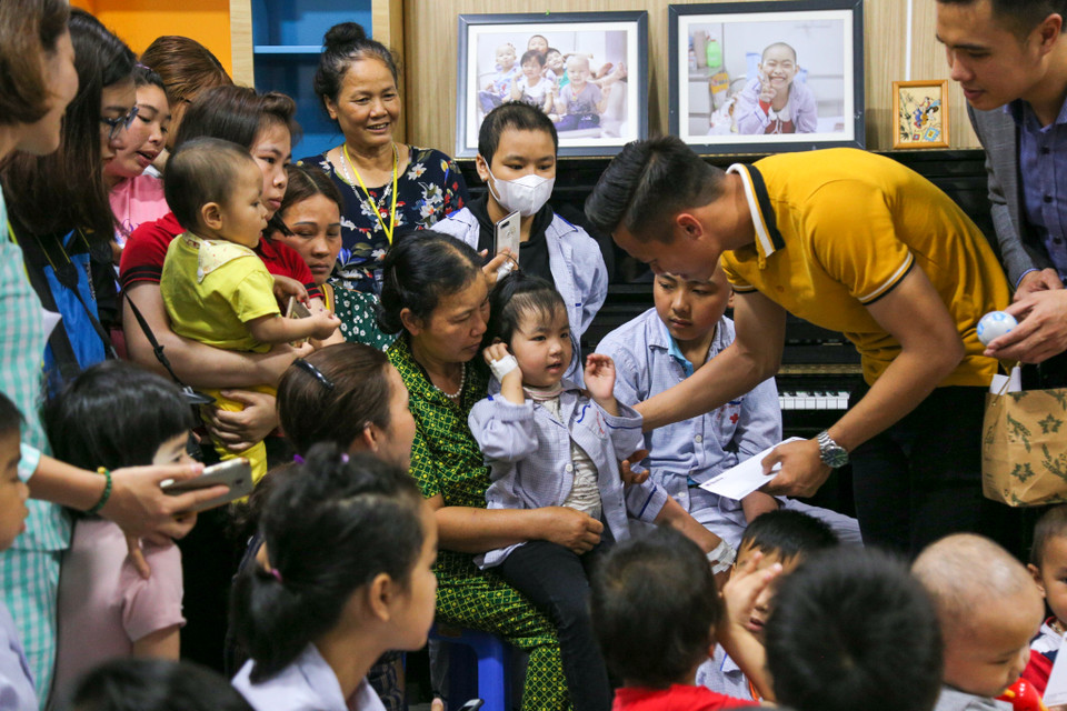 Quế Ngọc Hải ân cần giao lưu cùng các bệnh nhi (Ảnh: PV/Vietnam+)