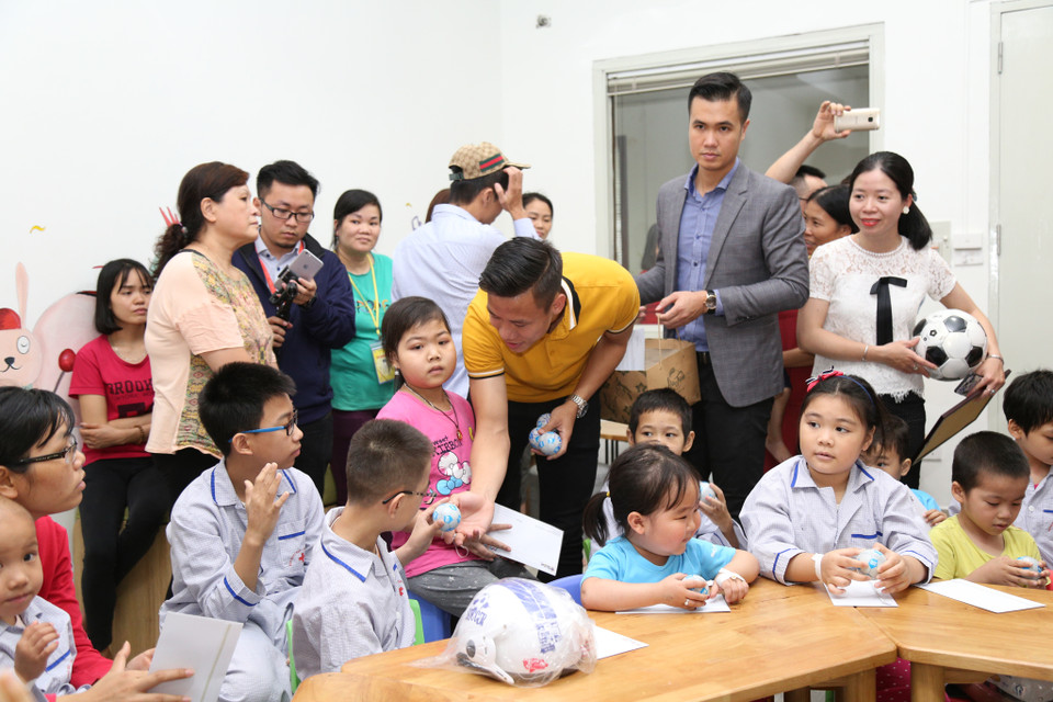 Những quả bóng mi ni được đội trưởng đội tuyển Việt Nam trao tận tay các em nhỏ.(Ảnh: PV/Vietnam+)