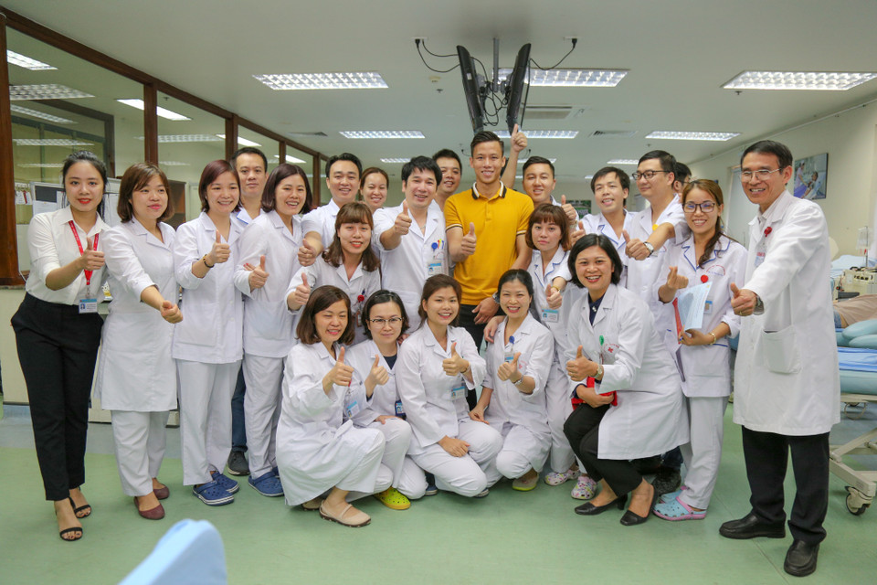 Quế Ngọc Hải vui vẻ chụp cùng các y bác sỹ tại Viện Huyết học Truyền máu Trung ương, những người đang tất bật cho công tác chuẩn bị Lễ hội Xuân hồng sắp diễn ra. (Ảnh: PV/Vietnam+)