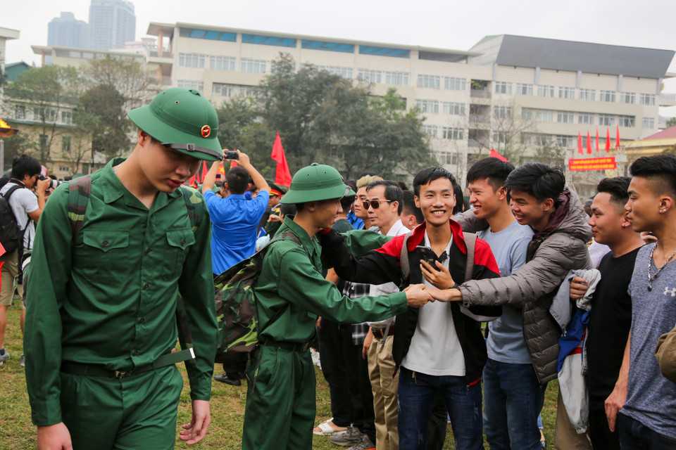 Không khí trong đợt giao nhận quân đầu năm diễn ra khá tưng bừng, nhiều thanh niên phấn khởi khi lên đường nhập ngũ. (Ảnh: Minh Sơn/Vietnam+)