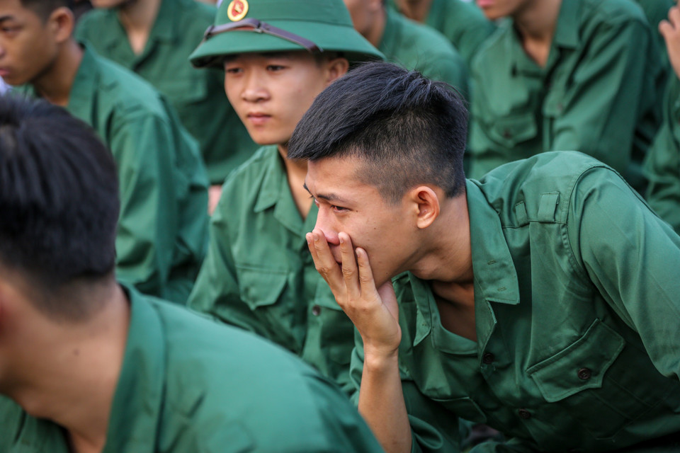 Nhiều tân binh tỏ ra bịn rịn trong ngày giao quân. (Ảnh: Minh Sơn/Vietnam+)