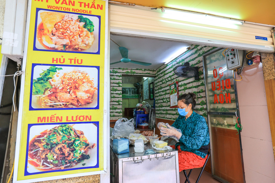 Chủ một cơ sở kinh doanh ăn uống trên phố Hòe Nhai (Quận Ba Đình, Hà Nội) cho biết, chị vẫn chưa mở cửa hàng bán mang về vì chưa chuẩn bị kịp nguyên liệu. (Ảnh: Minh Sơn/Vietnam+)