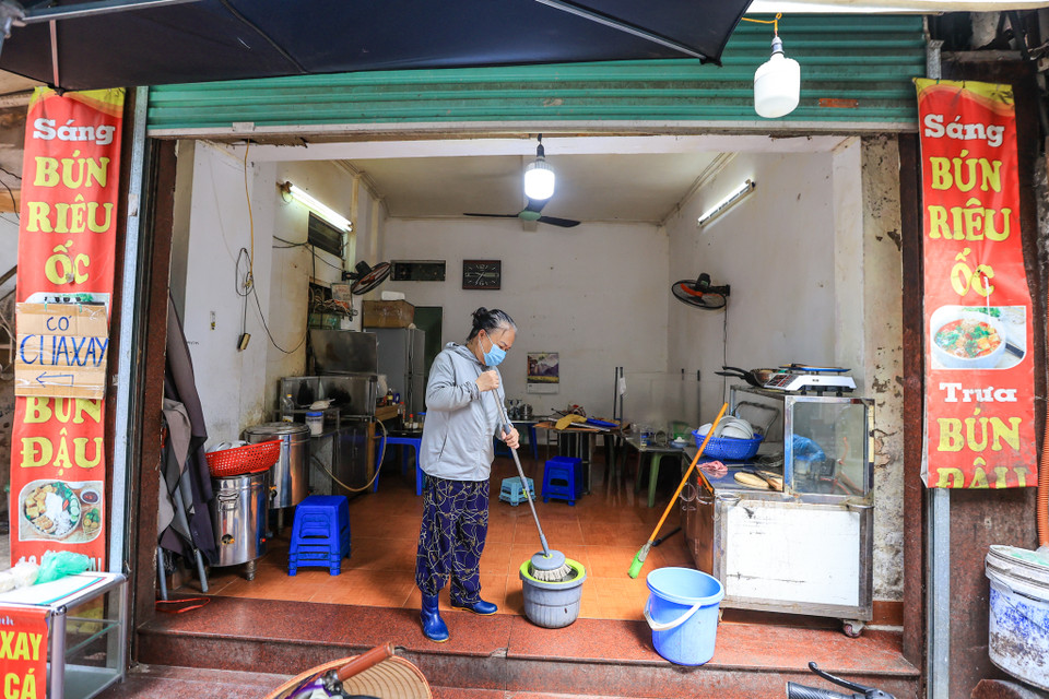 Các cơ sở kinh doanh, dịch vụ hoạt động theo sự quản lý, giám sát, kiểm tra của chính quyền địa phương. Thực hiện đầy đủ các biện pháp phòng chống dịch theo quy định. (Ảnh: Minh Sơn/Vietnam+)