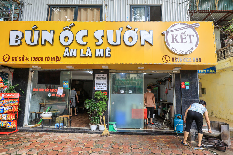 Theo một số chủ cơ sở kinh doanh ăn uống, đến 12 giờ trưa nay mới được phép bán mang về nên họ đã chủ động cho nhân viên dọn dẹp chuẩn bị nguyên liệu nấu ăn. (Ảnh: Minh Sơn/Vietnam+)