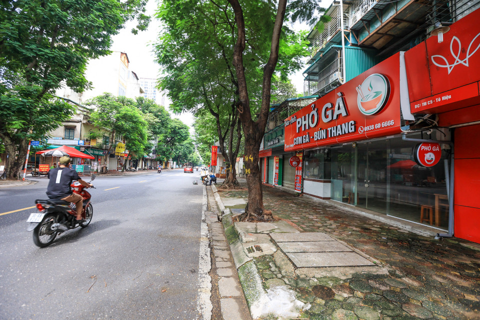 Ghi nhận trong sáng 16/9 trên phố Tô Hiệu (Cầu Giấy, Hà Nội), nhiều nhà hàng vẫn chưa có dấu hiệu mở cửa trở lại. (Ảnh: Minh Sơn/Vietnam+)