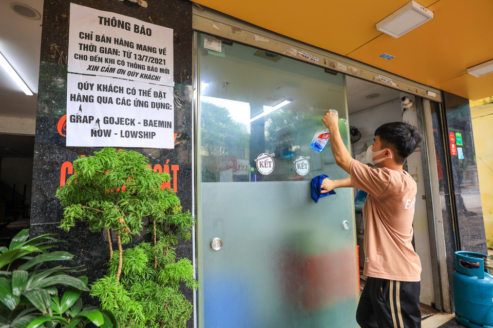 Các cơ sở kinh doanh này cũng phải đảm bảo thực hiện giãn cách, bảo đảm quy tắc 5K khi bán mang về. (Ảnh: Minh Sơn/Vietnam+)