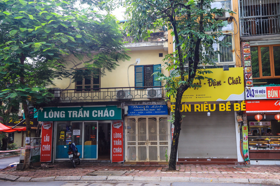 Ngay sau khi có thông báo của Ủy ban Nhân dân thành phố Hà Nội và Sở Y tế Hà Nội về 19 quận, huyện có thể mở lại các dịch vụ bán mang về, rất nhiều hàng quán vẫn chưa kịp mở cửa. (Ảnh: Minh Sơn/Vietnam+)