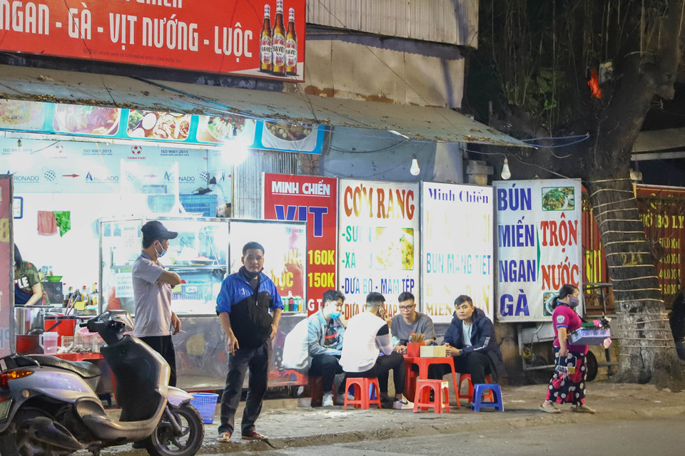 Mặc dù vậy, sau gần một tháng thực hiện quy định này, không khó để bắt gặp những hàng quán vẫn mở cửa đón khách sau 21 giờ. (Ảnh: Hoài Nam/Vietnam+)
