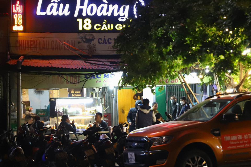 Quán lẩu tại Cầu Giấy lúc 22 giờ ngày 28/11, vẫn rất đông khách ngồi và khách mới đến quán. Cửa hàng vẫn rất đon đả đón tiếp và phục vụ. (Ảnh: Hoài Nam/Vietnam+)