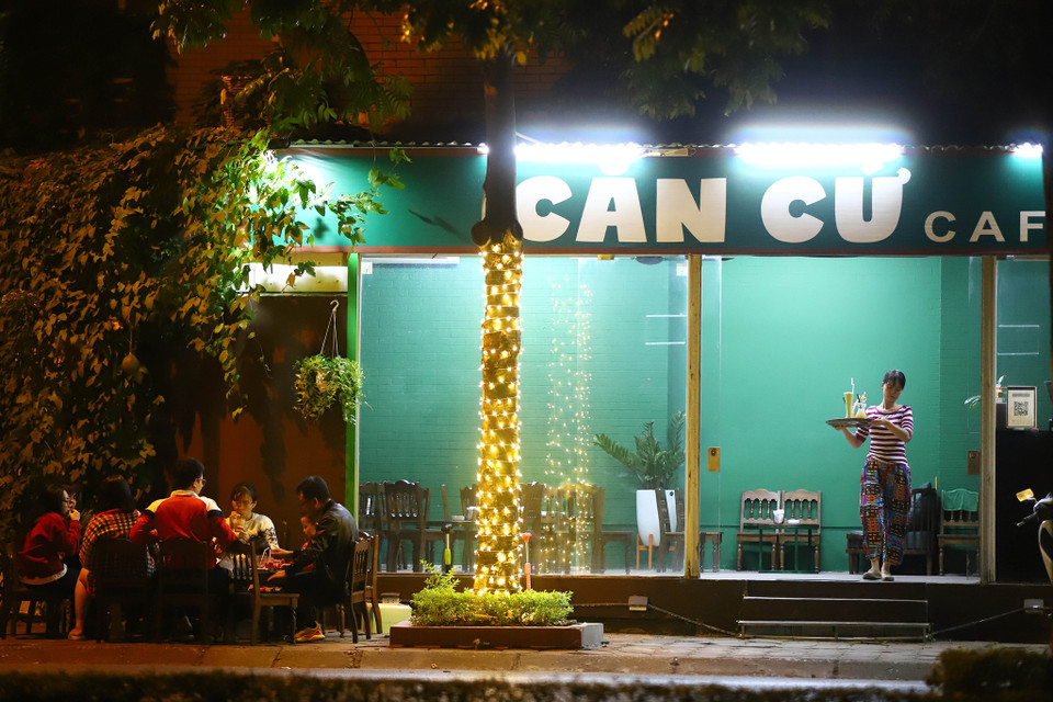 Ghi nhận tại thời điểm gần 22 giờ ngày 30/11 ngõ 106 Hoàng Quốc Việt, quán cà phê này ‘quên’ đóng cửa và vẫn phục vụ khách. (Ảnh: Hoài Nam/Vietnam+)