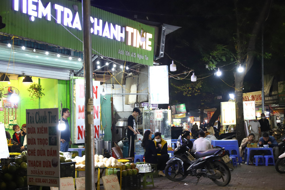 Cách đó chỉ vài con phố là khu chợ Nghĩa Tân (quận Cầu Giấy) vẫn hoạt động bình thường với những bàn kê sát nhau ngoài vỉa hè, phớt lờ lệnh cấm. (Ảnh: Hoài Nam/Vietnam+)