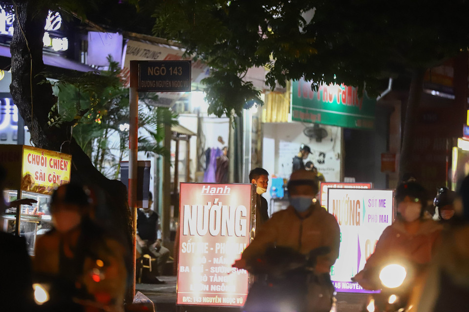 Nguyễn Ngọc Vũ xưa nay vốn là con phố huyên náo của các hàng quán vỉa hè. Hàng quán đã trở lại hoạt động sau thời gian giãn cách xã hội. Tuy nhiên, những nơi như thế này tiềm ẩn nguy cơ rất cao về dịch bệnh nếu không tuân thủ đúng quy định về phòng chống dịch. (Ảnh: Hoài Nam/Vietnam+)