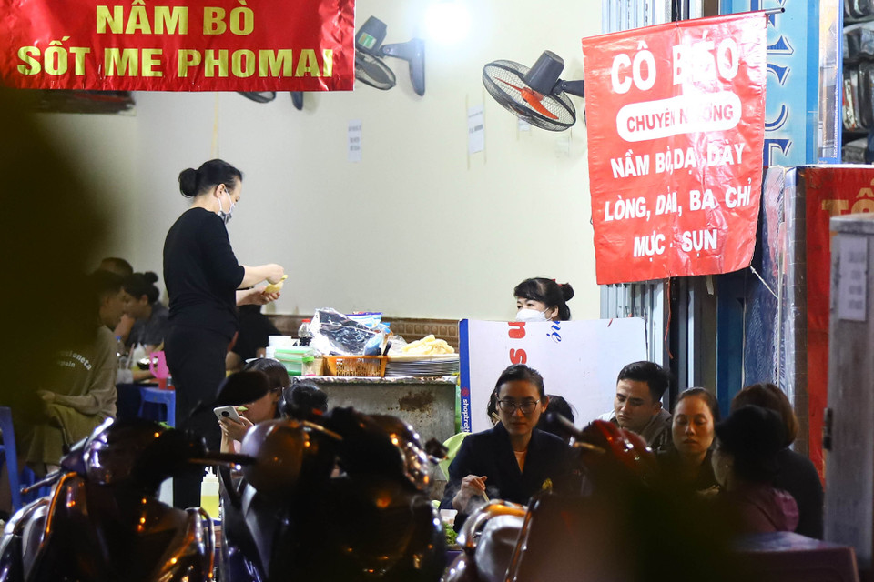 Theo người dân phản ánh, quán này thường xuyên tập trung đông người, có những hôm đóng cửa muộn hơn giờ quy định. Mặc dù khu vực này có lực lượng chức năng nhắc nhở thường xuyên nhưng vẫn ‘đâu vào đấy.' (Ảnh: Hoài Nam/Vietnam+)