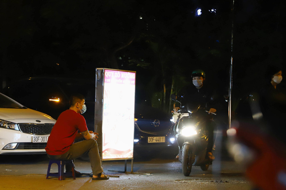 Những quán vỉa hè thế này thường có nhân viên quán ra ngoài chèo kéo khách, đặt biển ở ngoài mặt đường, gây cản trở giao thông vào giờ tan tầm. (Ảnh: Hoài Nam/Vietnam+)