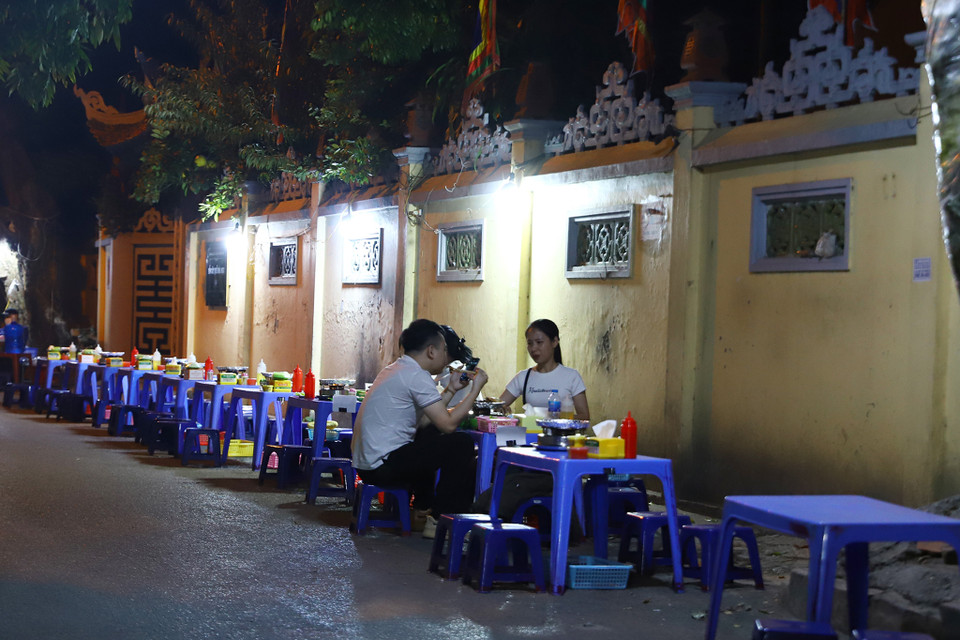 Người bán hàng tận dụng những con ngõ để bày bán ghế tràn lan, không giữ khoảng cách, không có vách ngăn bằng nhựa. (Ảnh: Hoài Nam/Vietnam+)