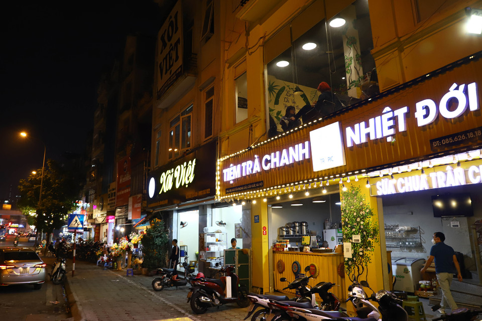 Từ 1/11, Hà Nội đã có văn bản quy định nhà hàng và cơ sở kinh doanh phục vụ ăn uống đóng cửa trước 21 giờ. (Ảnh: Hoài Nam/Vietnam+)