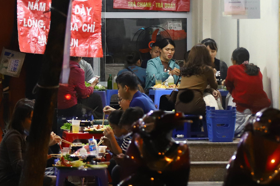 Một quán ăn khác tại khu vực quận Cầu Giấy không gian chật chội, mỗi bàn từ 4-6 người, quán cũng không có mã QR cho khách hàng khai báo y tế và dung dịch khử khuẩn. (Ảnh: Hoài Nam/Vietnam+)
