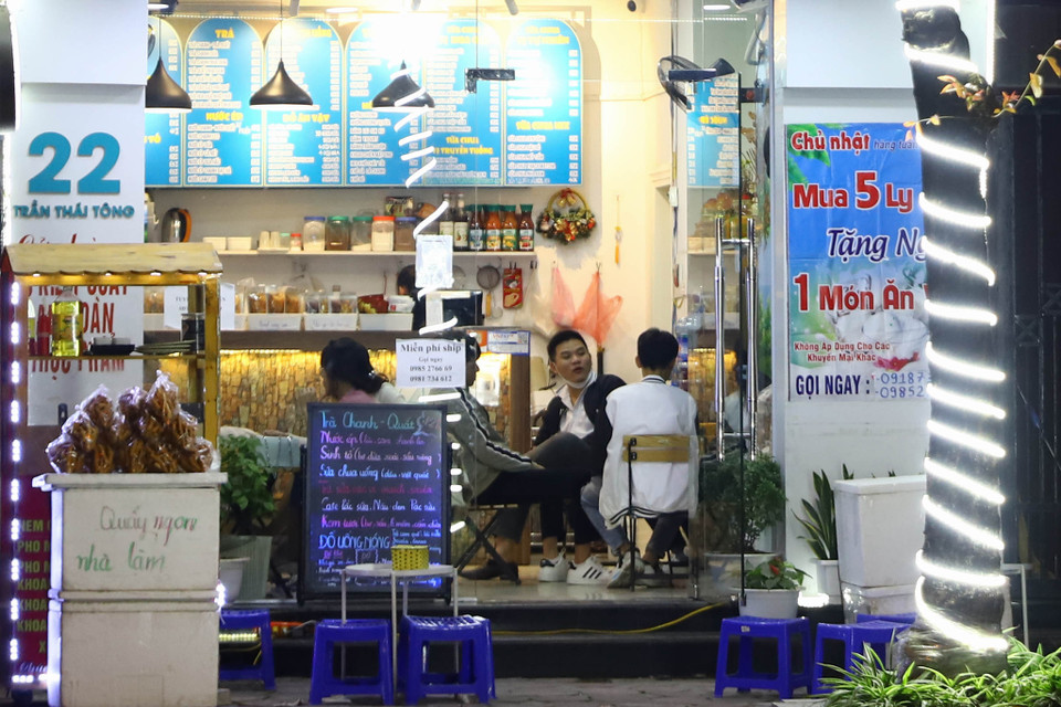 Một quán kinh doanh mặt hàng đồ uống trên phố Trần Thái Tông (quận Cầu Giấy) vẫn ngang nhiên mở cửa lúc 21 giờ 30 ngày 28/11. (Ảnh: Hoài Nam/Vietnam+)