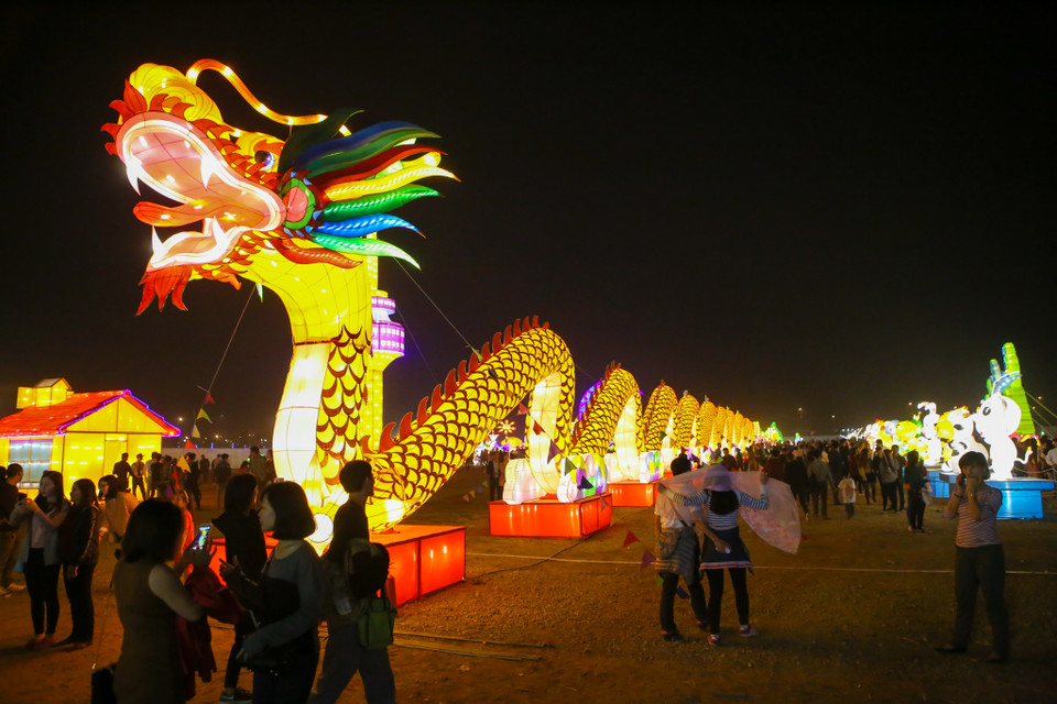 Mỗi khu vực đều được thiết kế và trang trí với nhiều hình mẫu đèn lồng cao và dài từ 10m - 30 mét. (Ảnh: Minh Sơn/Vietnam+)