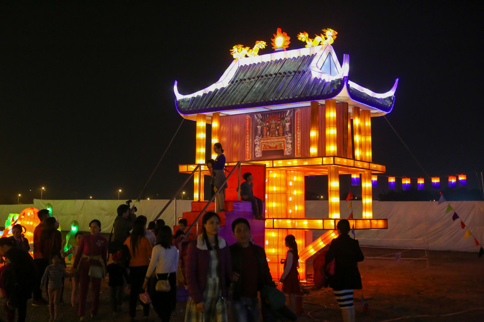 Chùa Một Cột của Việt Nam hiện lên với vẻ lung linh huyền ảo. (Ảnh: Minh Sơn/Vietnam+)