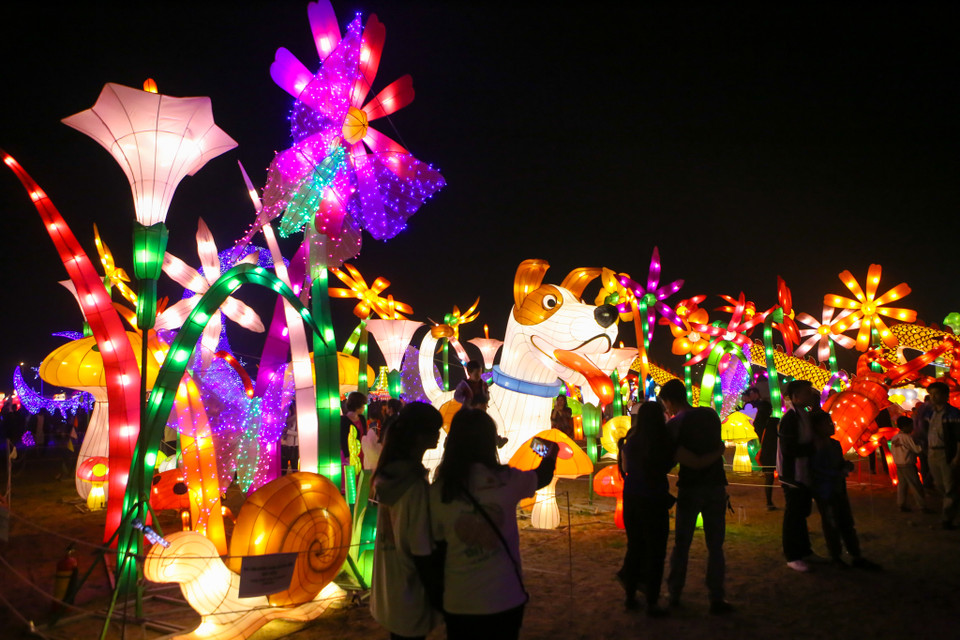 Những chiếc đèn lồng rực rỡ tạo nên địa điểm vui chơi đặc biệt thu hút người dân Thủ đô Hà Nội. (Ảnh: Minh Sơn/Vietnam+)