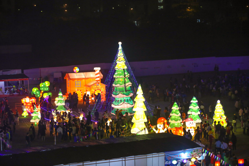 Nhiều chủ đề được đem đến trở nên bắt mắtdưới sự sáng tạo tài tình và bàn tay khéo léo của các nghệ nhân. (Ảnh: Minh Sơn/Vietnam+)