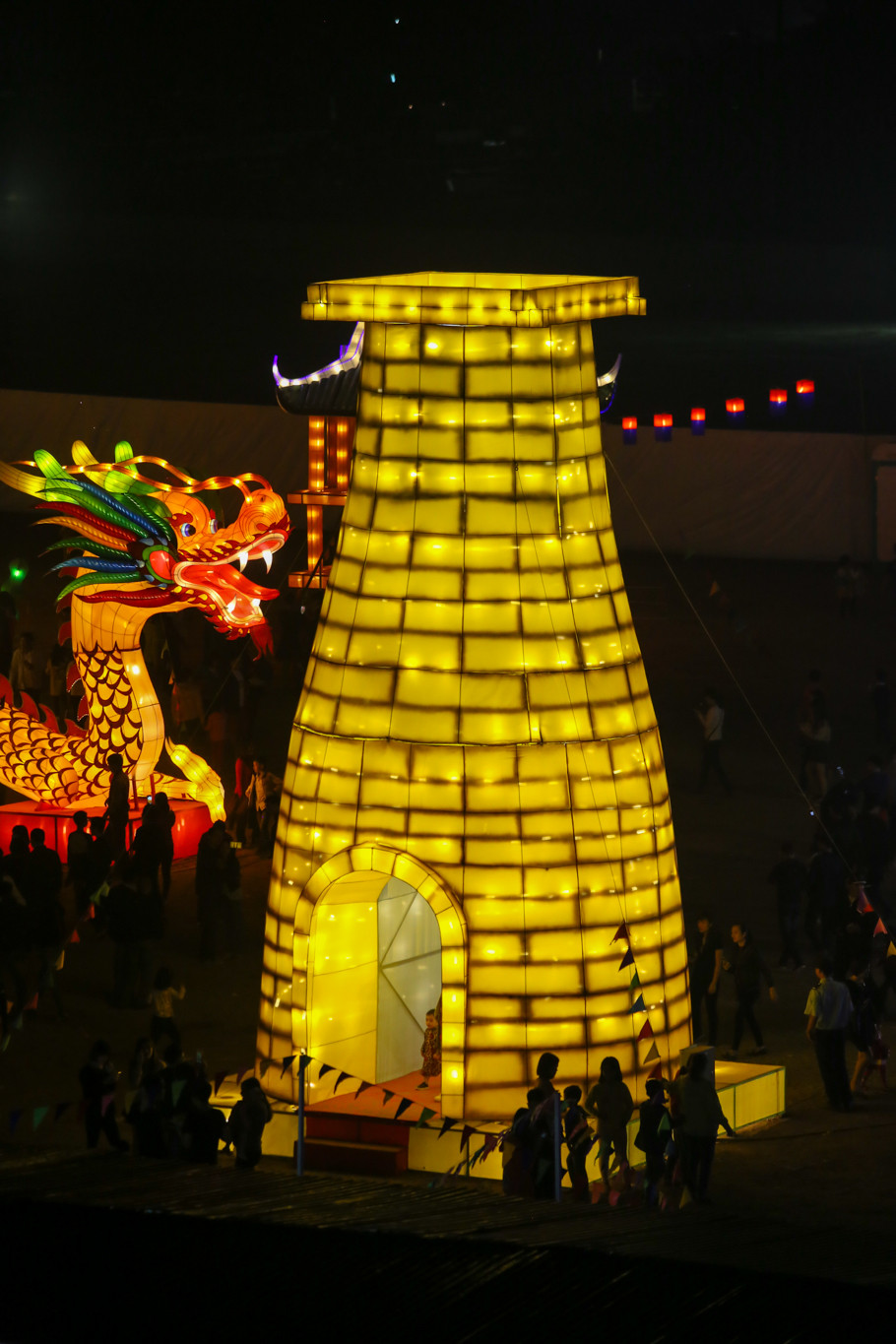 Đến với Việt Nam lần này, các chuyên gia Hàn Quốc đã chế tác 40 chiếc đèn lồng trên diện tích 50.000m2, được trưng bày thành 5 khu vực. (Ảnh: Minh Sơn/Vietnam+)