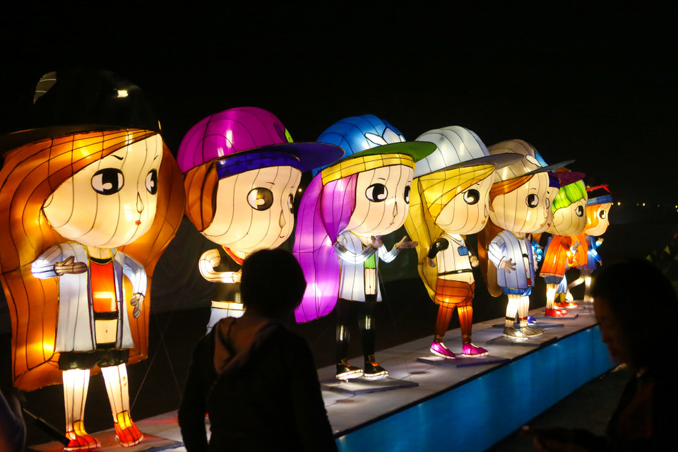 Lễ hội đèn lồng Seoul bắt đầu từ năm 2009 đã thành công trong việc trưng bày những chiếc đèn lồng ấn tượng dọc con Suối Cheonggyecheon nổi tiếng, ở trung tâm thành phố Seoul (Hàn Quốc). (Ảnh: Minh Sơn/Vietnam+)