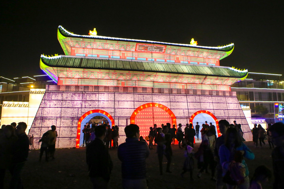 Đây là những đèn lồng khổng lồ kết hợp giữa Việt Nam và Hàn Quốc tạo nên một lễ hội đầy màu sắc thu hút du khách Thủ đô dịp cuối năm. (Ảnh: Minh Sơn/Vietnam+)h