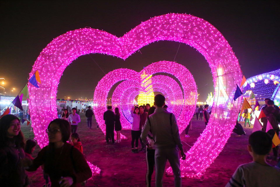 Đây là những công trình nằm trong Lễ hội đèn lồng khổng lồ Việt Nam - Hàn Quốc 2016 diễn ra từ 3/12 đến 22/1 tại Hà Nội. (Ảnh: Minh Sơn/Vietnam+)
