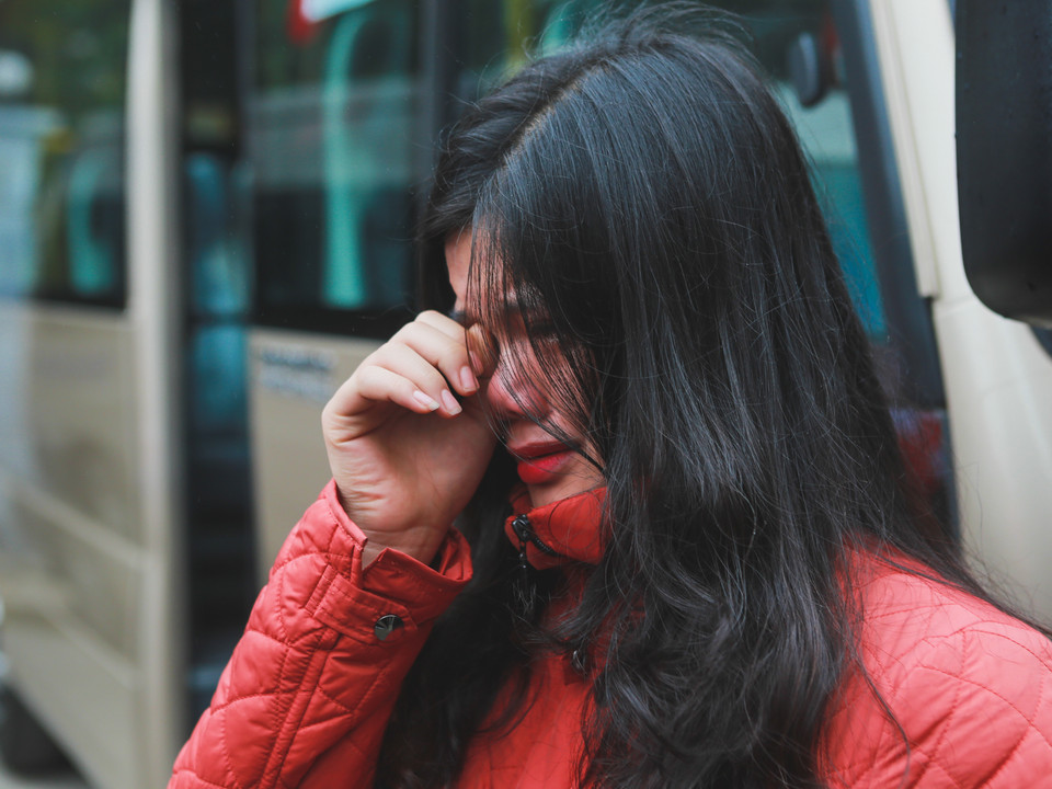 Nhiều người thân không kìm được nước mắt khi chia tay. (Ảnh: Minh Sơn/Vietnam+)