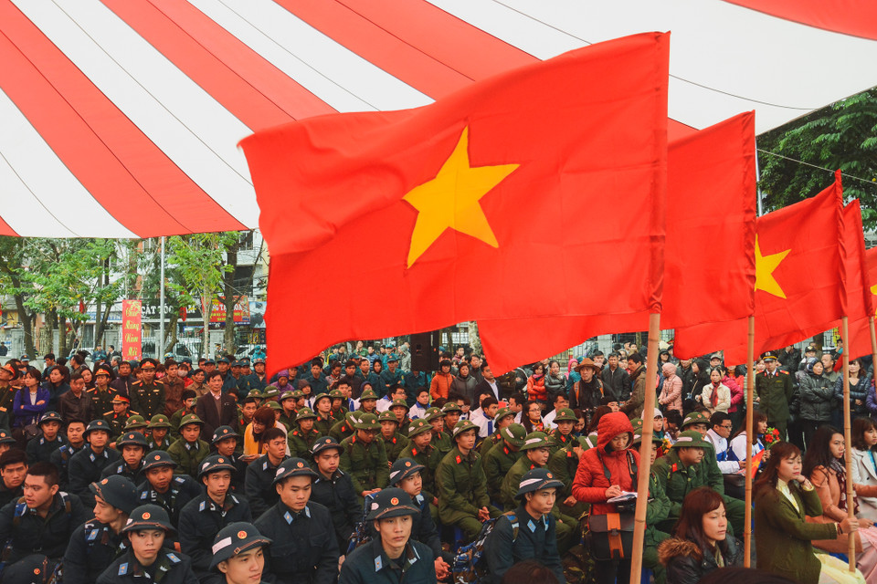 Trong số 110 công dân quận Đống Đa đi nghĩa vụ đợt này, có 70 công dân viết đơn tình nguyện nhập ngũ. (Ảnh: Minh Sơn/Vietnam+)