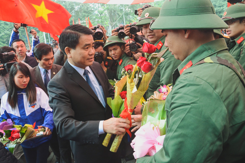 Trò chuyện với các tân binh, Chủ tịch Ủy ban Nhân dân Thành phố Nguyễn Đức Chung nhấn mạnh, được phục vụ trong lực lượng Quân đội Nhân dân Việt Nam anh hùng là vinh dự lớn lao. (Ảnh: Minh Sơn/Vietnam+)