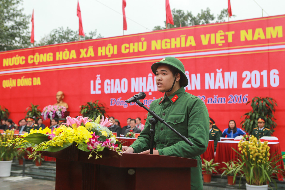 Sáng nay 23/2, tại Gò Đống Đa, dưới chân tượng đài anh hùng Quang Trung, quận Đống Đa đã long trọng tổ chức Lễ Giao nhận quân đợt 1 năm 2016. (Ảnh: Minh Sơn/Vietnam+)