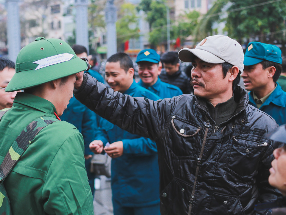 Trong số 4.300 thanh niên Thủ đô đi thực hiện nghĩa vụ quân sự năm nay, có 2.000 thanh niên viết đơn tình nguyện, có 54,5% vừa tốt nghiệp đại học, cao đẳng. (Ảnh: Minh Sơn/Vietnam+)