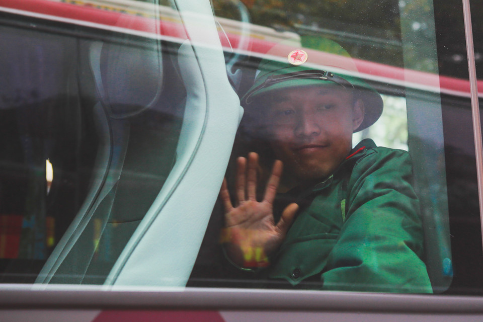 110 tân binh quận Đống Đa đã chính thức lên đường nhập ngũ trong sự tiễn đưa đầy xúc động của người thân. (Ảnh: Minh Sơn/Vietnam+)