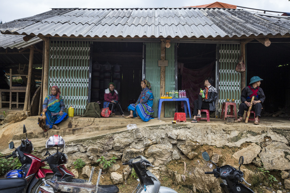 Chợ được gọi là chợ phiên bởi chỉ diễn ra vào thứ Bảy hàng tuần, từ sáng sớm đến quá trưa. Ngoài ra, chợ còn được tổ chức vào các ngày lễ, tết trong năm. (Ảnh: Minh Sơn/Vietnam+)