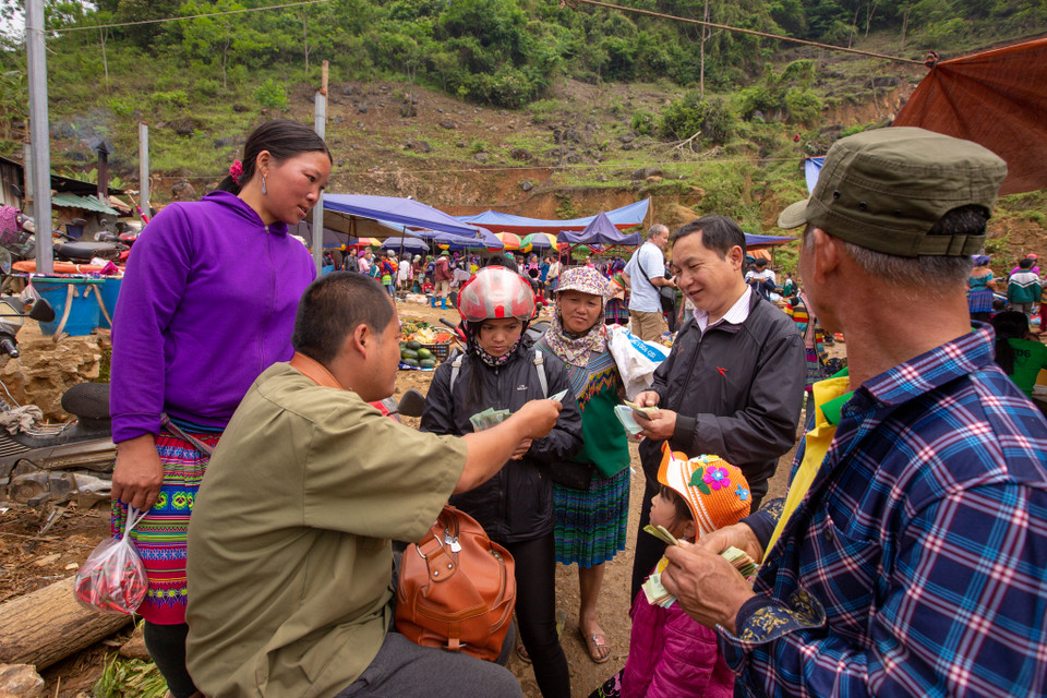Khách du lịch đến đây sẽ có dịo hiểu thêm về đời sống sinh hoạt và cảm nhận nét đẹp văn hóa của người đồng bào vùng cao, không chỉ có bán buôn mà chợ còn là nơi để đôi lứa có dịp bày tỏ nên duyên với nhau. (Ảnh: Minh Sơn/Vietnam+)