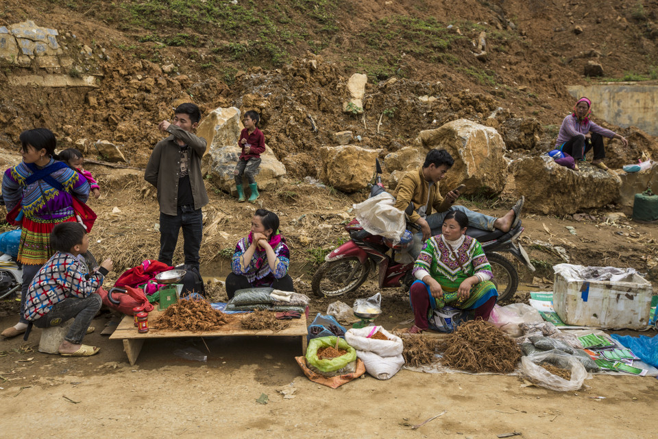 Từ tờ mờ sáng, phiên chợ đã tíu tít người đến họp. (Ảnh: Minh Sơn/Vietnam+)