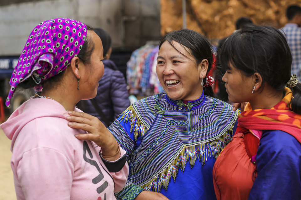 Do vẫn còn giữ nguyên nét đơn sơ của người dân vùng cao, chợ phiên Cán Cấu luôn thu hút khá nhiều khách du lịch nước ngoài đến thăm và trải nghiệm nét văn hóa đặc sắc nơi đây. (Ảnh: Minh Sơn/Vietnam+)