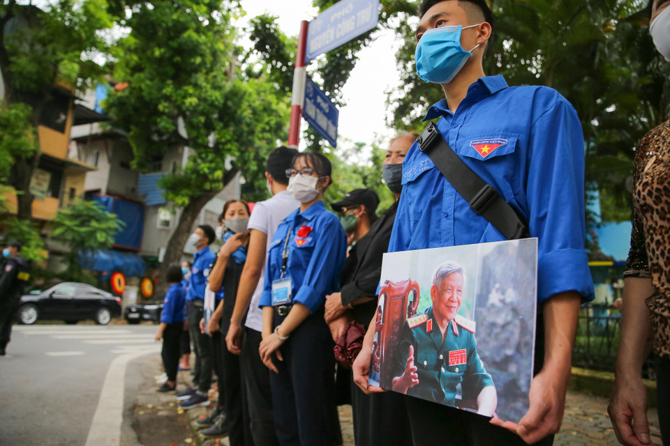 Ảnh lúc sinh thời của nguyên Tổng bí thư Lê Khả Phiêu được các Đoàn viên thanh niên mang tới trước cổng nhà tang lễ. (Ảnh: Minh Sơn/Vietnam+)