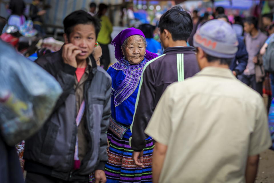 Ngay từ sáng sớm, nơi đây tấp nập bởi rất đông người dân tộc các vùng miền nô nức kéo về, bày bán những mặt hàng địa phương đa dạng. (Ảnh: Minh Sơn/Vietnam+)