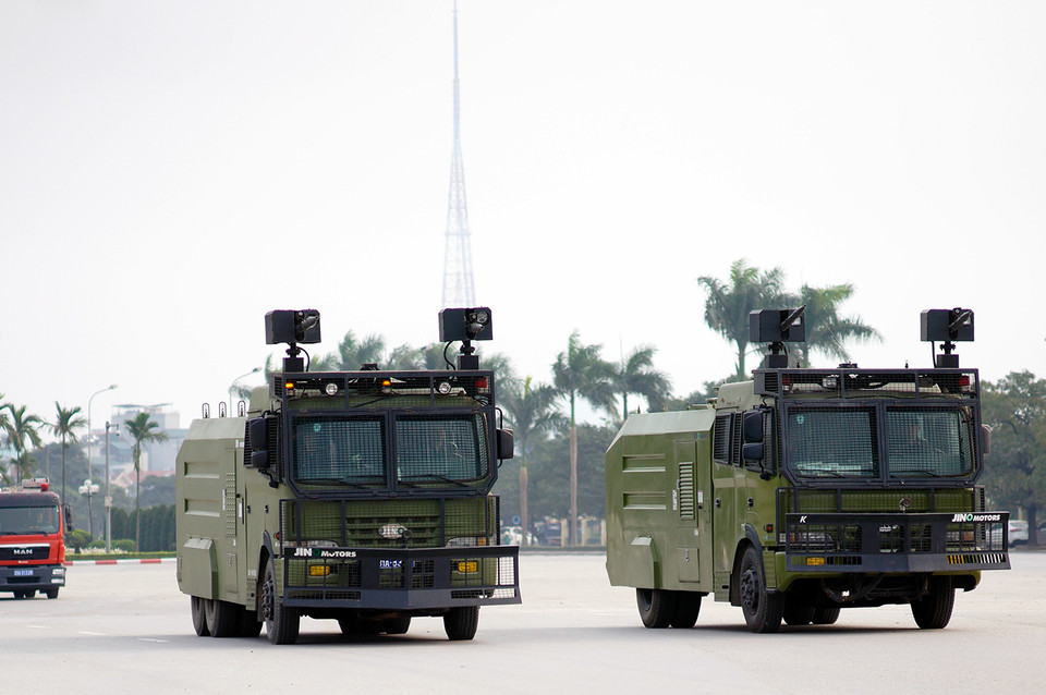 Xe phun nước chống bạo động với nhiều tính năng hiện đại được trang bị nhằm chống các cuộc bạo động, xe mang số hiệu JCR-6500 do JINO Motors sản xuất. (Ảnh: Minh Sơn/Vietnam+)