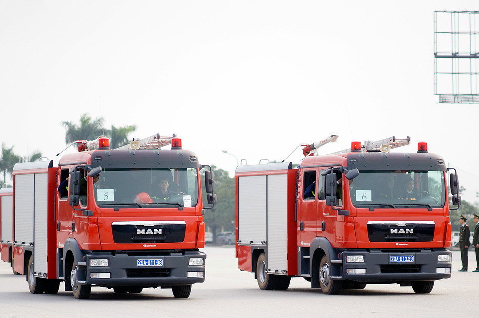 Xe cứu hỏa chuyên dụng của Sở Cảnh sát Phòng cháy chữa cháy Hà Nội. Đặc biệt, thang xe có thể vươn cao 56 mét tương đương 1 tòa nhà 18 tầng. (Ảnh: Minh Sơn/Vietnam+)