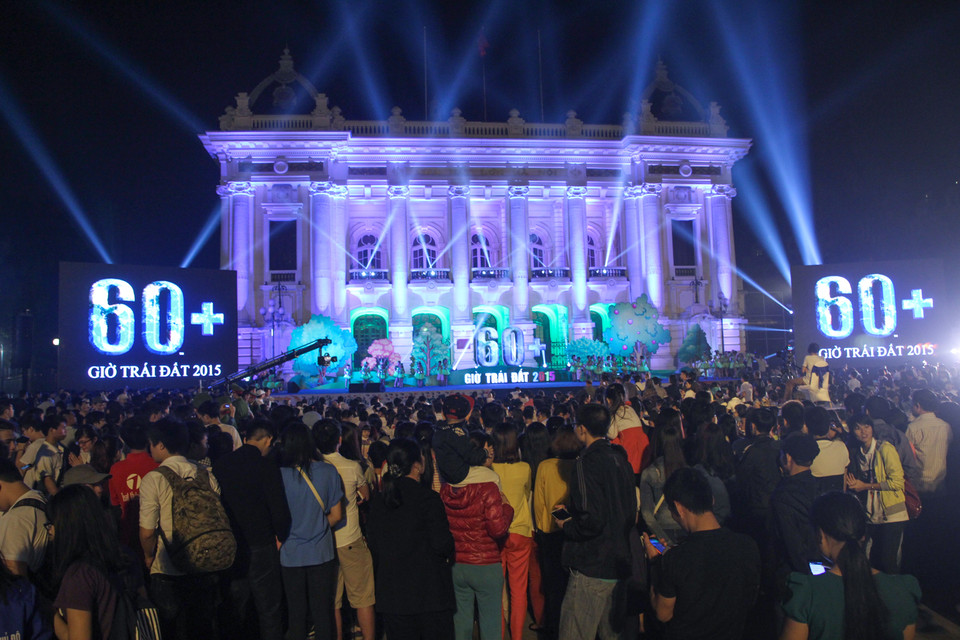 19 giờ 30, đông đảo người dân Thủ đô đã tập trung tại quảng trường Cách Mạng tháng Tám để chờ đón sự kiện. (Ảnh: Minh Sơn/Vietnam+)